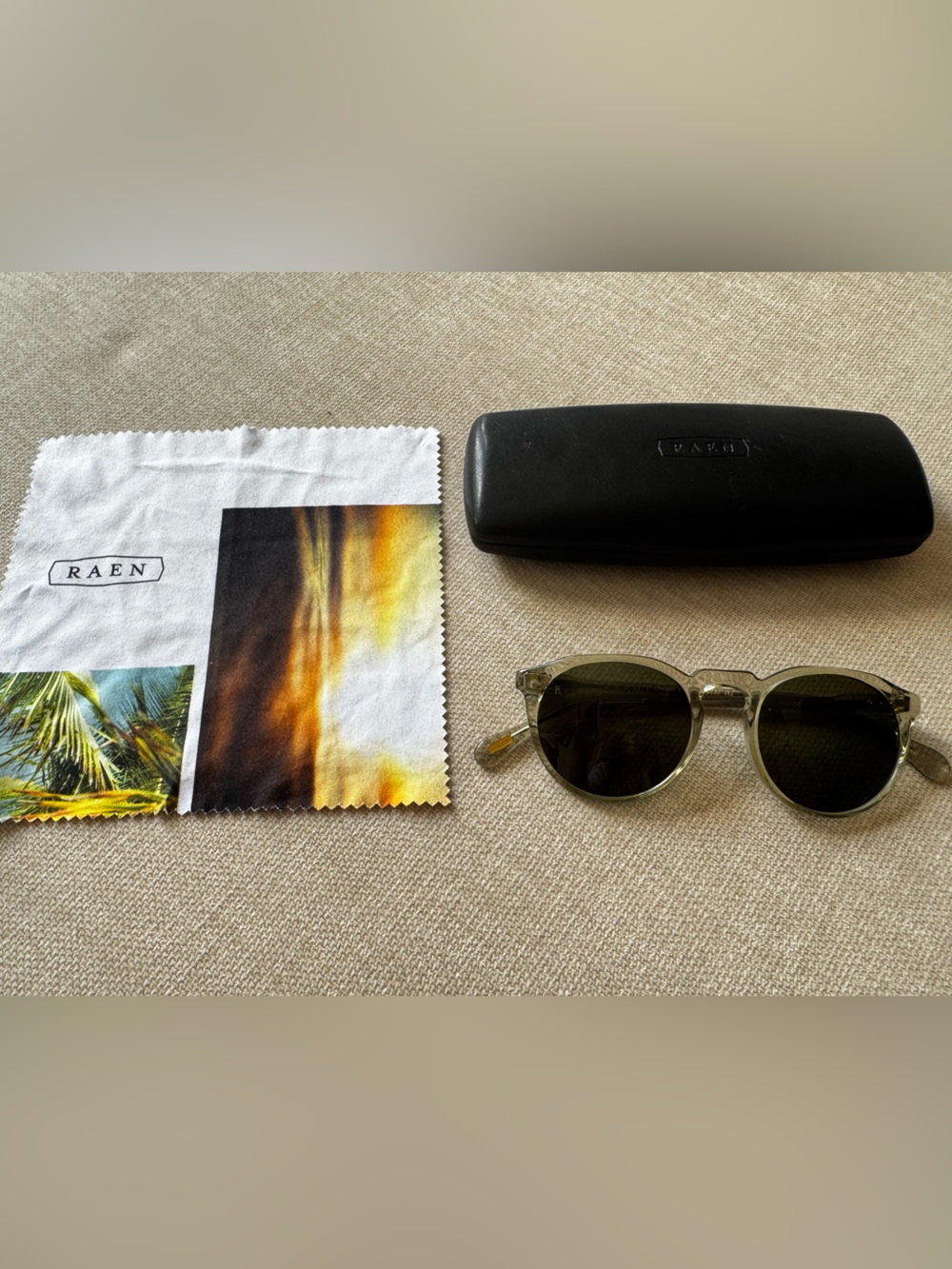 RAEN Remmy Sunglasses Set with Black Case and White Branded Cloth